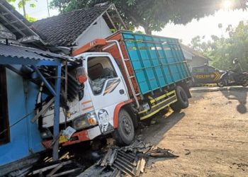 Truk Oleng Tabrak Rumah di Tuban, Pemilik Rumah Juga Jadi Korban