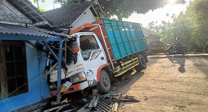 Truk Oleng Tabrak Rumah di Tuban, Pemilik Rumah Juga Jadi Korban