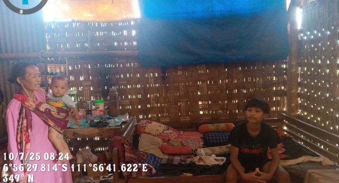 Kemiskinan di Tuban: Nenek Kasmi Merawat Dua Cucu dalam Keterbatasan