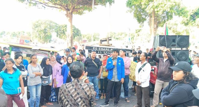 Bertahan di Depan Kantor Bupati, PKL Tuban Dirikan Tenda Perjuangan Demi Nasi