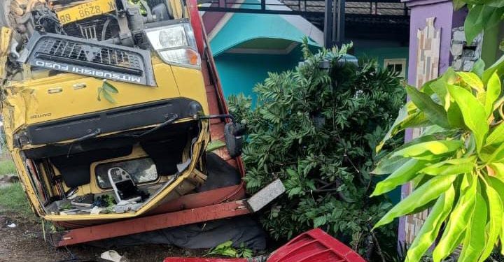 Warga Jenu Tewas Tabrakan Maut Jalur Tuban Bancar, Truk Terguling Hantam Pagar Rumah