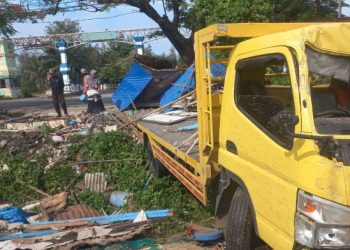 Truk Oleng Tabrak Warung di Depan Terminal Kambang Putih Tuban Kerugian Rp10 Juta