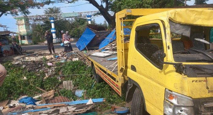 Truk Oleng Tabrak Warung di Depan Terminal Kambang Putih Tuban Kerugian Rp10 Juta