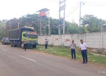 Warga Khawatir Jalan Rusak dan Licin, Polisi Tindak Truk Berat di Merakurak Montong