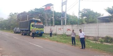 Warga Khawatir Jalan Rusak dan Licin, Polisi Tindak Truk Berat di Merakurak Montong