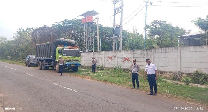 Warga Khawatir Jalan Rusak dan Licin, Polisi Tindak Truk Berat di Merakurak Montong