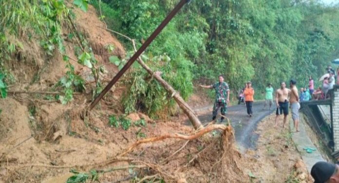 Hujan Deras Mengakibatkan Longsor di Grabagan, Warga Bekerja Sama Pulihkan Jalan