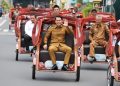 Presiden Salurkan 100 Becak Listrik untuk Lansia di Tuban