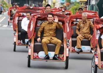 Presiden Salurkan 100 Becak Listrik untuk Lansia di Tuban