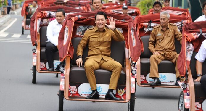 Presiden Salurkan 100 Becak Listrik untuk Lansia di Tuban