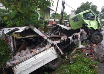 Bus dan Truk Bertabrakan di Singgahan Tuban Diduga Sopir Kurang Kuasai Kendaraan