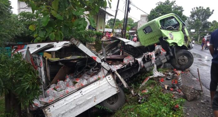 Bus dan Truk Bertabrakan di Singgahan Tuban Diduga Sopir Kurang Kuasai Kendaraan