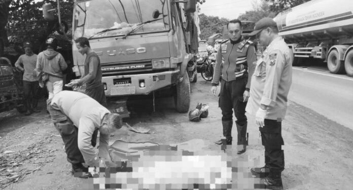 Pengendara Motor Tewas Setelah Tabrak Truk Parkir di Jalan Tuban-Bancar Diduga Jalan Berlubang Pemicu
