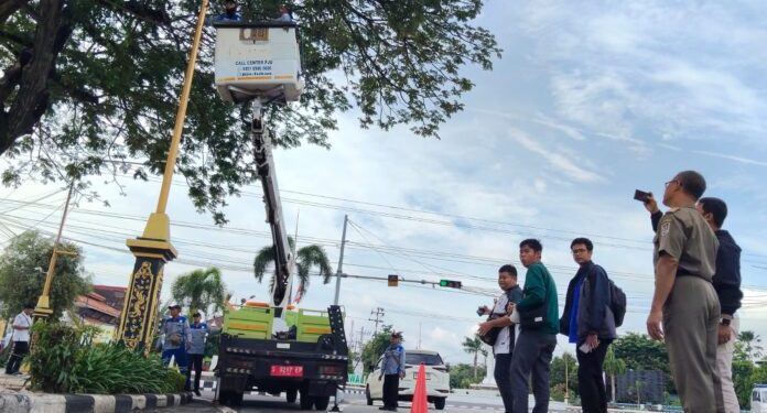 DLHP Tuban Tertibkan Kabel Fiber Optik Ilegal Karena Tak Indahkan Peringatan