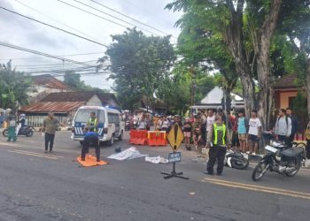 Diduga Kurang Konsentrasi Saat Mendahului, Dump Truck Tabrak Honda Beat di Tuban
