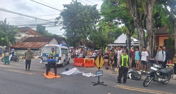 Diduga Kurang Konsentrasi Saat Mendahului, Dump Truck Tabrak Honda Beat di Tuban