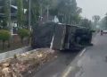 Truk Terperosok di Galian Depan SMAN 1 Rengel Tanpa Rambu dan Penerangan