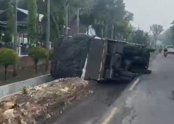 Truk Terperosok di Galian Depan SMAN 1 Rengel Tanpa Rambu dan Penerangan