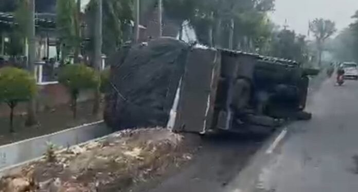 Truk Terperosok di Galian Depan SMAN 1 Rengel Tanpa Rambu dan Penerangan